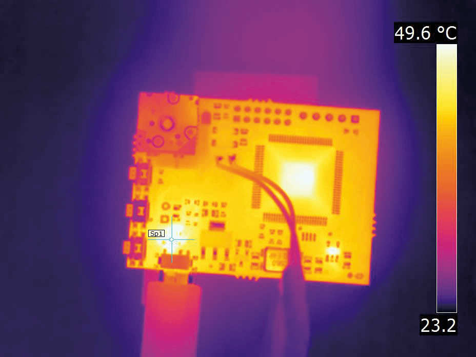 PCBA成像與FLIR T540相機沒有微距模式啟用。相機在沒有微距模式的情況下，在74°C下對目標(biāo)熱點進行測量。